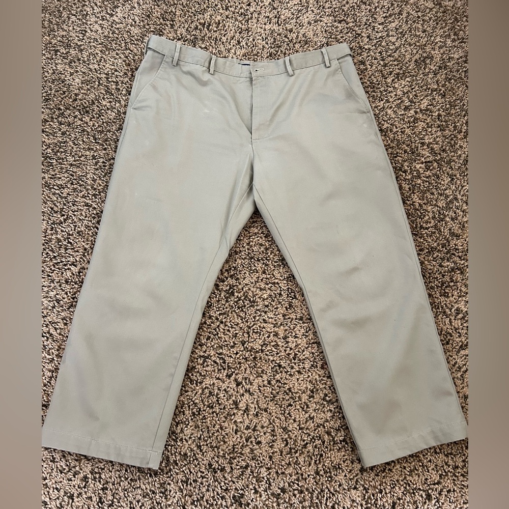IZOD classic fit American Chino men’s pants.